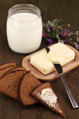 Ahşap kutusunda ekmek ve süt ahşap masa yakın çekim çevrili tereyağı