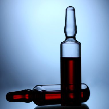 mavi arka plan üzerinde tıbbi ampul