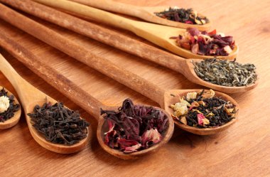 ahşap zemin üzerine kaşık kuru çay çeşitleri