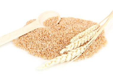 tahta kaşıkla üzerine beyaz izole buğday kepeği