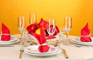 Tablo ayarı renkli arka plan üzerinde kırmızı tonlarında