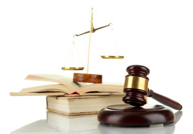 Adaletin altın pulları, tokmak ve beyaz üzerine izole edilmiş kitaplar.