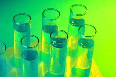 test tüpleri ile mavi zemin üzerine sıvı