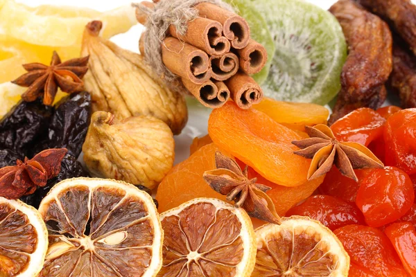 Сушеные фрукты с корицей и анисом крупным планом — стоковое фото