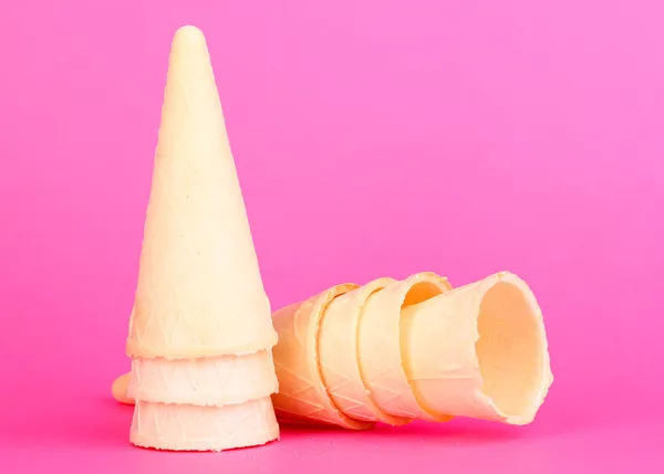 Conos de gofre para helado sobre fondo rosa — Foto de Stock