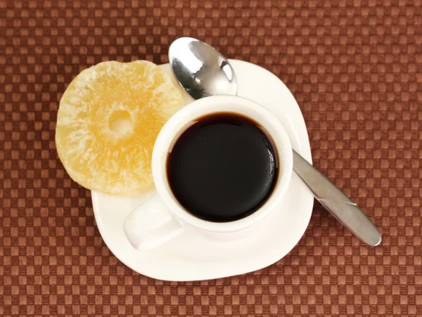Φλιτζάνι καφέ σε καφέ φόντο — Φωτογραφία Αρχείου
