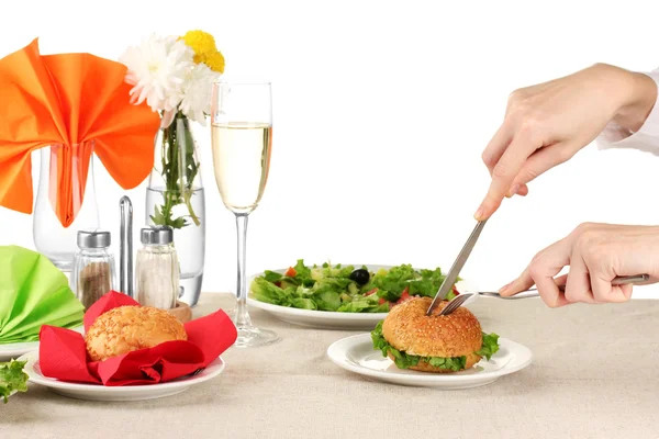 Weibliche Hand mit Abendessen isoliert auf weiß — Stockfoto