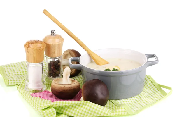 Картопляне пюре в каструлі з інгредієнтами ізольовано на білому — стокове фото