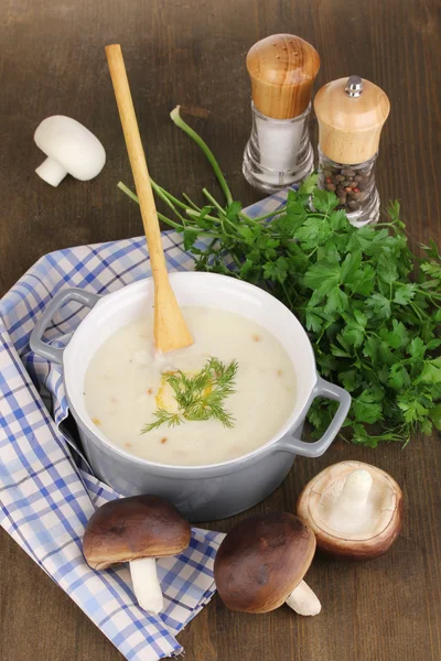 Aardappelpuree in steelpan met ingrediënten op houten tafel — Stockfoto