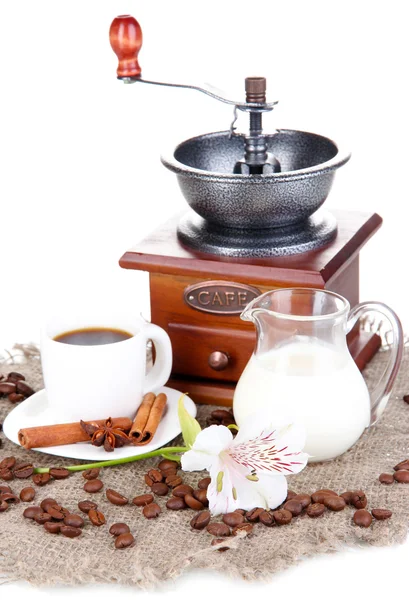 Weiße Tasse türkischen Kaffee mit Milch und Kaffeemühle isoliert auf weiß — Stockfoto