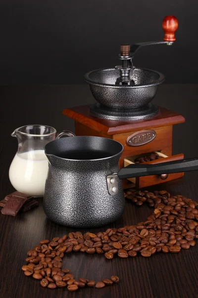 Kaffeemaschine und Kaffeemühle auf braunem Tisch — Stockfoto