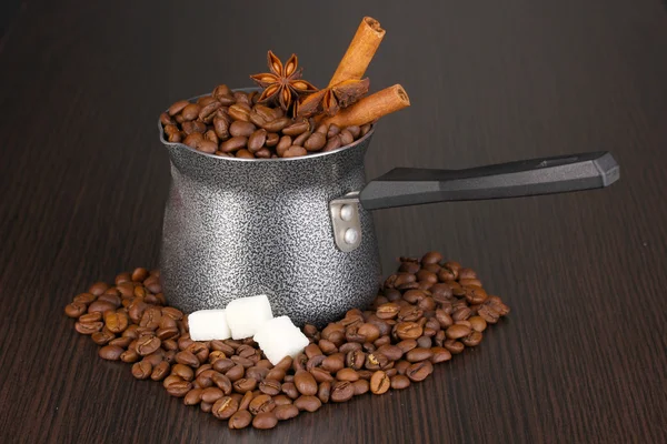 Kávovar na hnědý stůl — Stock fotografie