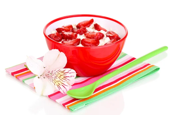 Keso i röd skål med skivade jordgubbar isolerad på vit — Stockfoto