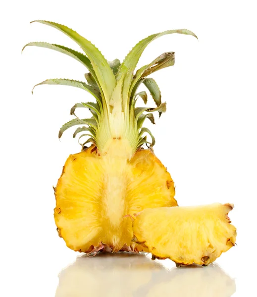 Elszigetelt fehér érett ananász szeletelt — Stock Fotó