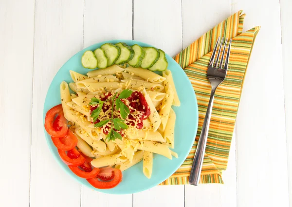 Rigatoni pastarätt med tomatsås på vita träbord — Stockfoto