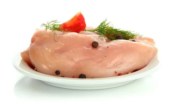 Сырое куриное мясо со специями на тарелке, изолированные на белом — стоковое фото