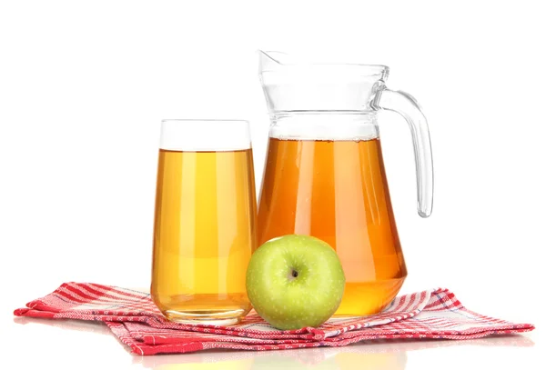 Verre plein et cruche de jus de pomme et de pommes isolées sur blanc — Photo