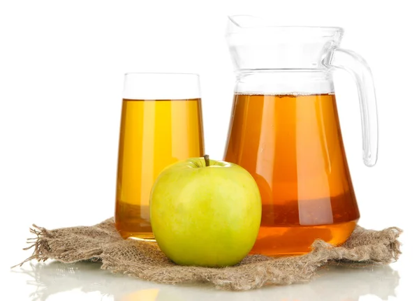 Verre plein et cruche de jus de pomme et de pomme isolé sur blanc — Photo