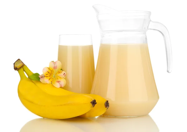Täysi lasi ja kannu banaani mehua ja banaaneja eristetty valkoinen — kuvapankkivalokuva