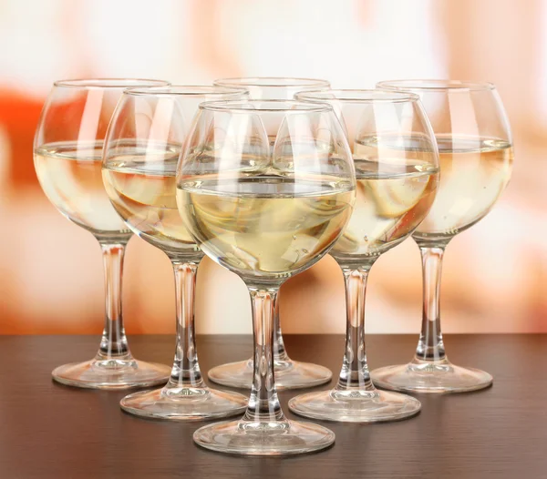 Vino bianco in vetro su sfondo camera — Foto Stock