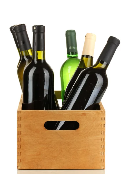 Винные бутылки в деревянной коробке изолированы на белом — стоковое фото