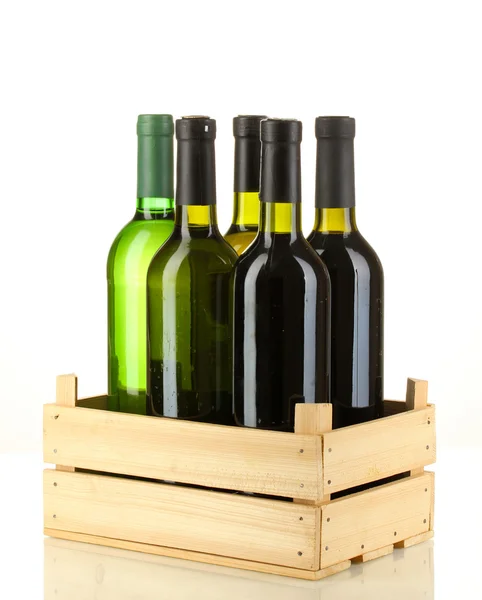 Garrafas de vinho em caixa de madeira isolada em branco — Fotografia de Stock