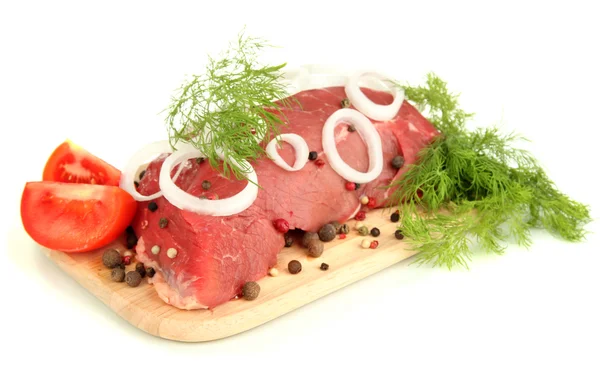 Carne di manzo cruda marinata con erbe e spezie isolate su bianco — Foto Stock