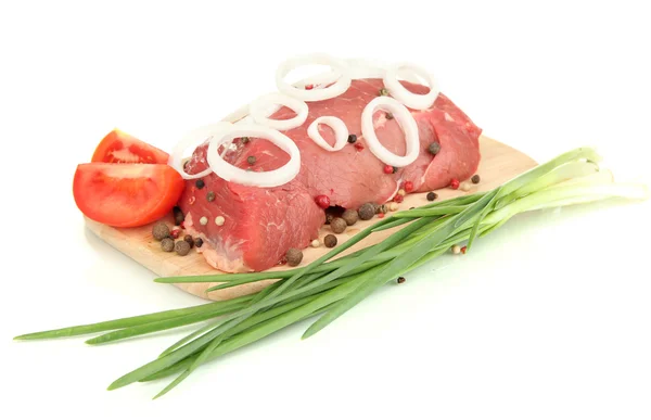 Carne crua de bovino marinada com ervas e especiarias isoladas em branco — Fotografia de Stock