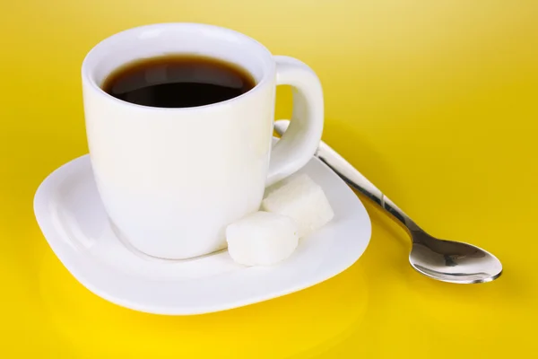 Una taza de café fuerte sobre fondo amarillo —  Fotos de Stock