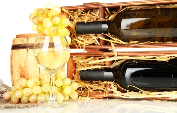 Cassa in legno con bottiglia di vino, botte, bicchiere da vino e uva isolata su bianco — Foto Stock