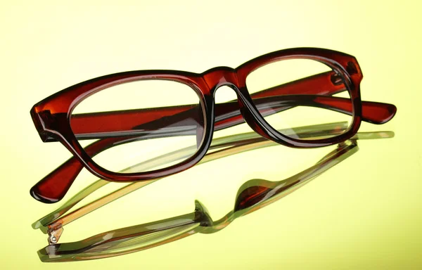 Óculos bonitos no fundo verde — Fotografia de Stock