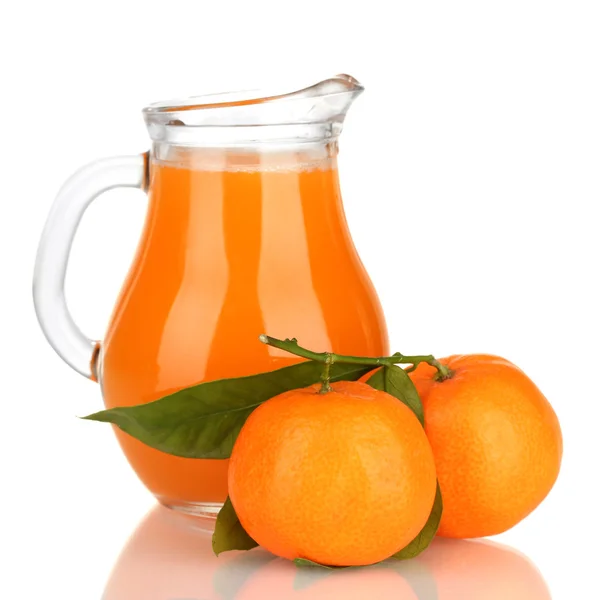 Jarra llena de jugo de mandarina, aislada en blanco —  Fotos de Stock