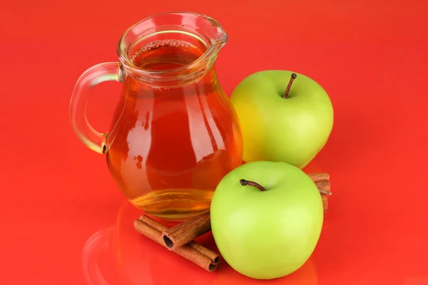 Plný džbán jablečné šťávy a apple na barvu pozadí — Stock fotografie