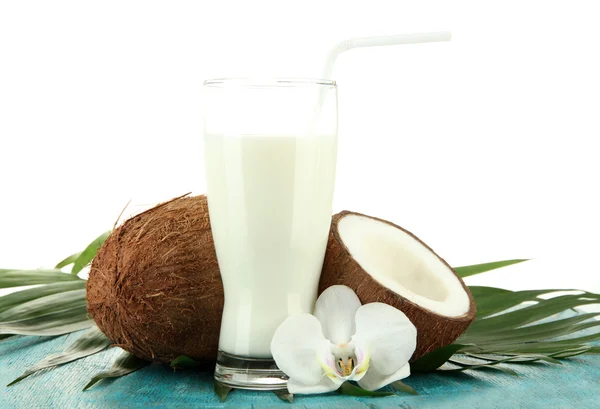 Noix de coco avec verre de lait, sur fond de bois bleu — Photo