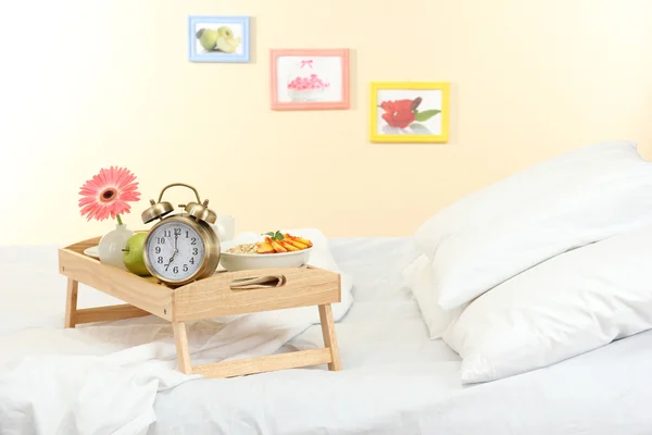 Ξύλινος δίσκος με ελαφρύ πρωινό στο κρεβάτι — Φωτογραφία Αρχείου