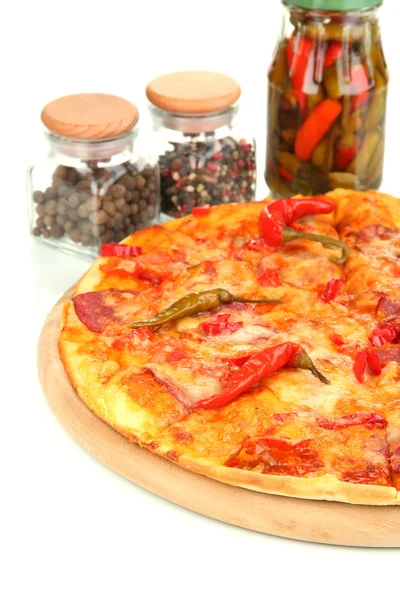 Smaczne pepperoni pizza z warzywami na desce z bliska — Zdjęcie stockowe