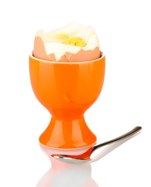 Jajko na twardo w jaj kubek na białym tle — Zdjęcie stockowe