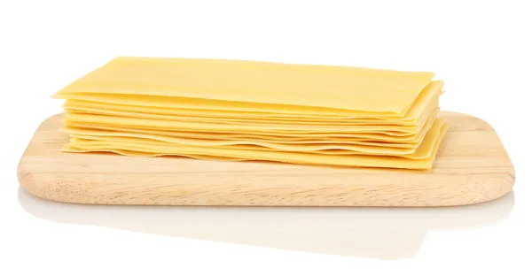 Pâtes lasagnes non cuites sur planche à découper isolées sur blanc — Photo