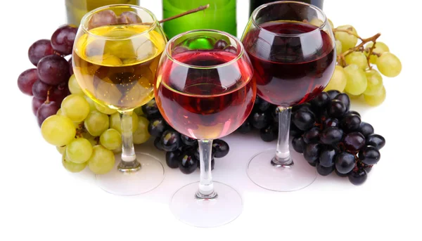 Μπουκάλια και ποτήρια κρασί και ποικιλία των σταφυλιών, που απομονώνονται σε λευκό — Φωτογραφία Αρχείου