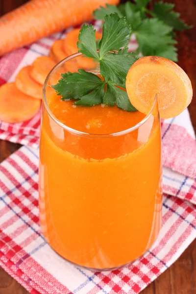 Copo de suco de cenoura na mesa de madeira — Fotografia de Stock