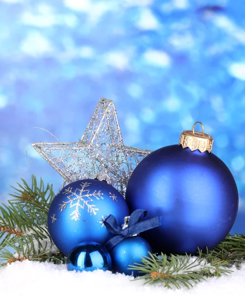 Mavi arka planda Noel süslemesi — Stok fotoğraf