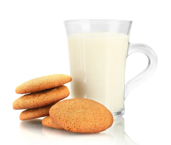Ingwerkekse und Milch im Glas isoliert auf weiß — Stockfoto