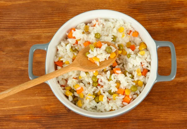 Risotto in grijze pot op houten achtergrond — Stockfoto