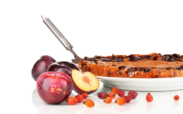 Tarte savoureuse sur assiette aux prunes isolées sur fond blanc — Photo