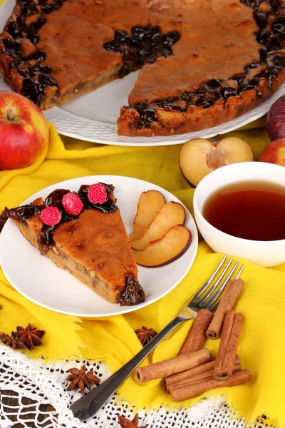 Вкусный пирог на тарелке на деревянном столе — стоковое фото
