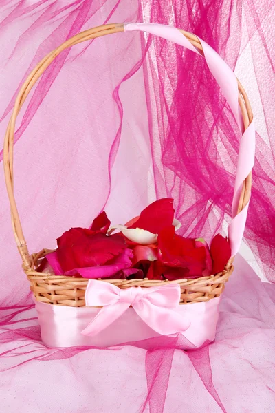 Svatební košíček s růží — Stock fotografie