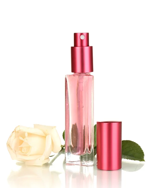 Женские духи в красивой бутылке с розой изолированы на белом — стоковое фото