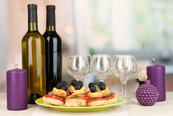 Canapes and wine in restaurant — Stock Photo, Image
