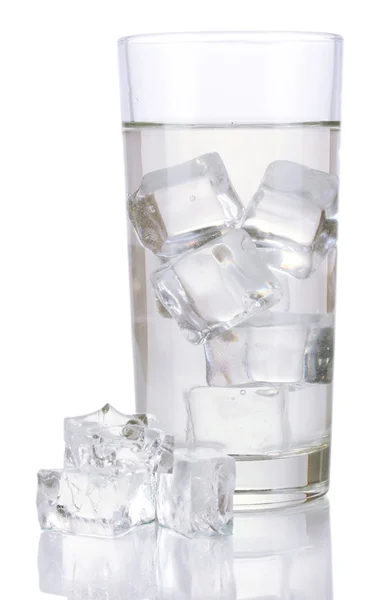 Cubos de hielo en vidrio aislado en blanco — Foto de Stock