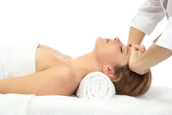 Портрет красивої жінки, що приймає масаж голови, ізольований на білому — стокове фото